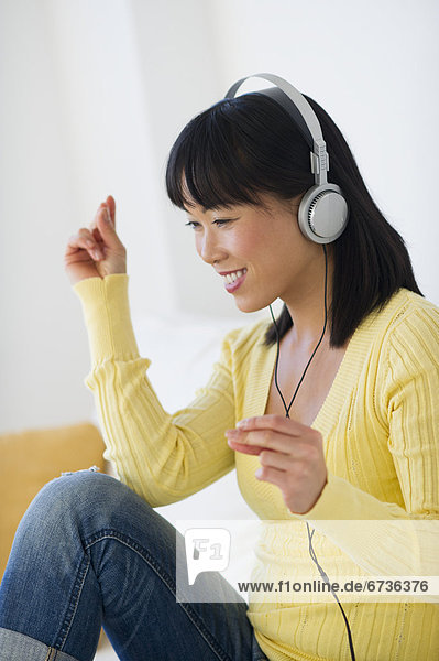 Frau  zuhören  lächeln  Musik