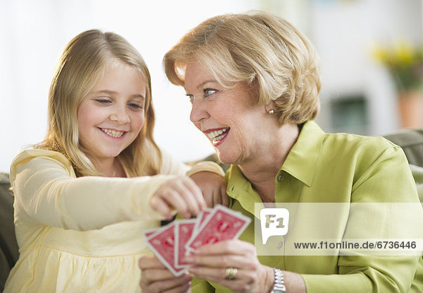 Enkeltochter  Großmutter  Karte  5-9 Jahre  5 bis 9 Jahre  spielen