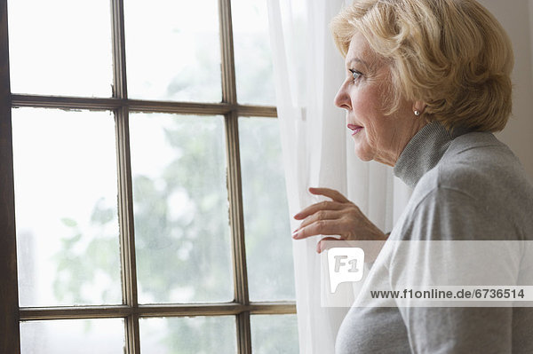 Senior Senioren Portrait Frau sehen Fenster blättern