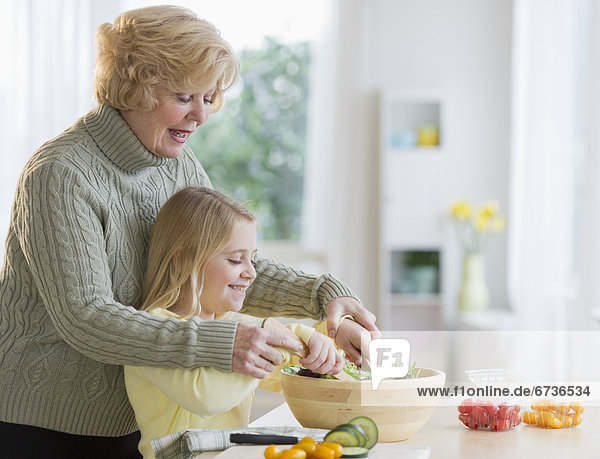 Zusammenhalt Vorbereitung Salat Enkeltochter Großmutter 5-9 Jahre 5 bis 9 Jahre