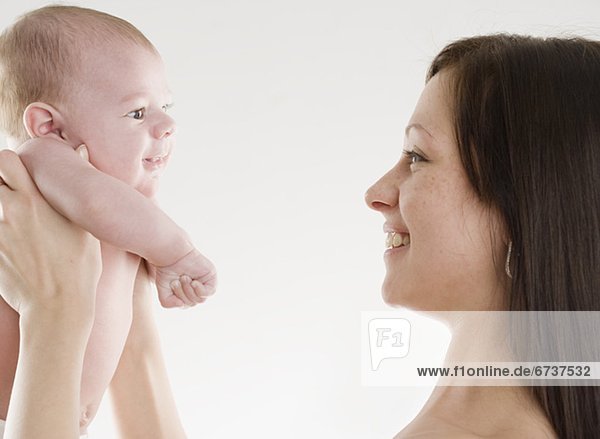 lächeln  schießen  Studioaufnahme  Mutter - Mensch  Baby