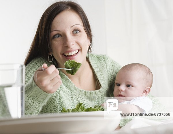halten  essen  essend  isst  Mutter - Mensch  Baby