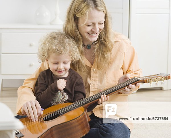 Gitarre Mutter - Mensch spielen