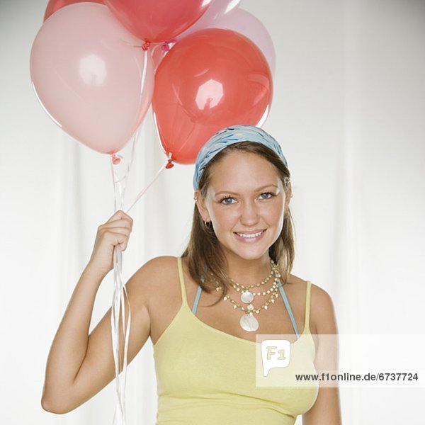 Frau  lächeln  Luftballon  Ballon  Bündel  halten  jung