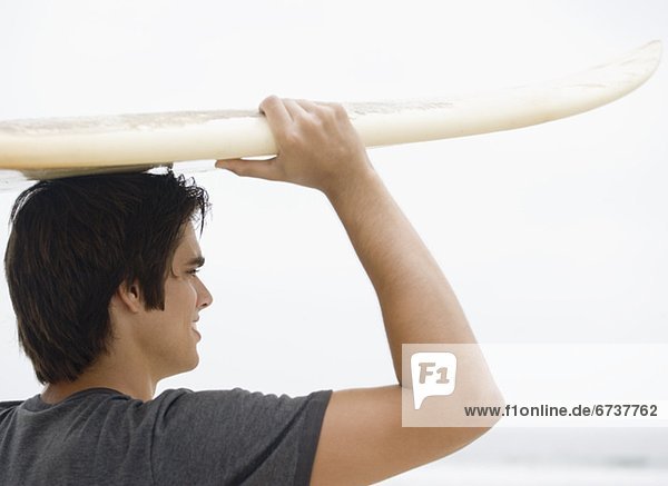Mann  tragen  Surfboard