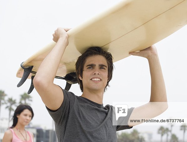 Mann  tragen  Surfboard