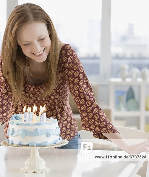 Frau  lächeln  Geburtstag  Kuchen