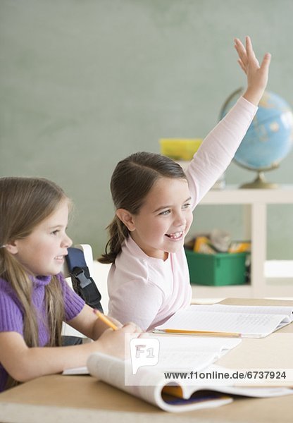 Erhöhung Hand im Klassenzimmer Mädchen