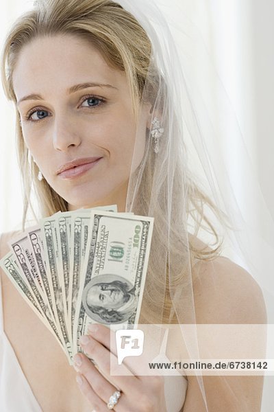 Portrait  Braut  halten  Geld