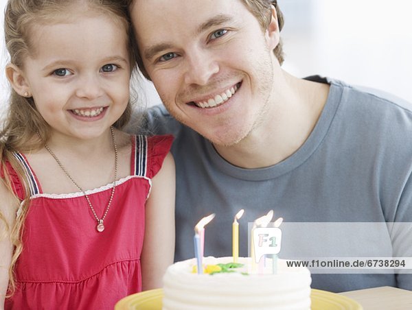 Vater und Tochter mit Geburtstagstorte