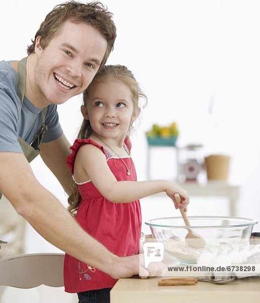 Menschlicher Vater Küche mischen Kuchenteig Tochter