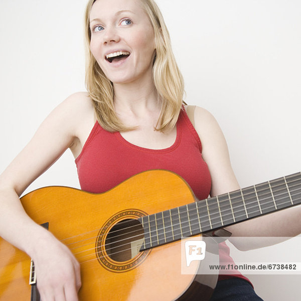 Frau  bezahlen  zahlen  Gitarre  Akustikgitarre  akustische Gitarre