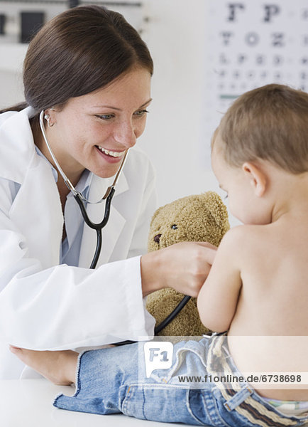 Doktor examining baby