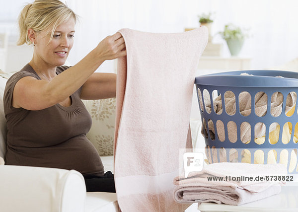 Schwangere Frau Faltreifen Wäscherei