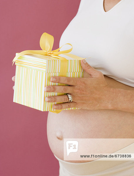 Geschenk Frau halten Schwangerschaft
