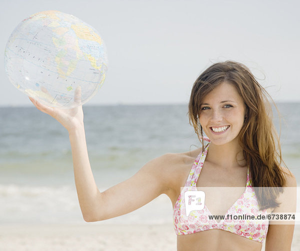 Frau hält aufblasbare globe