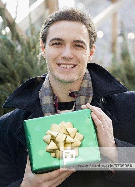Mann hält Geschenk