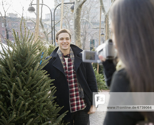 Frau Freund Baum Weihnachten aufzeichnen Camcorder