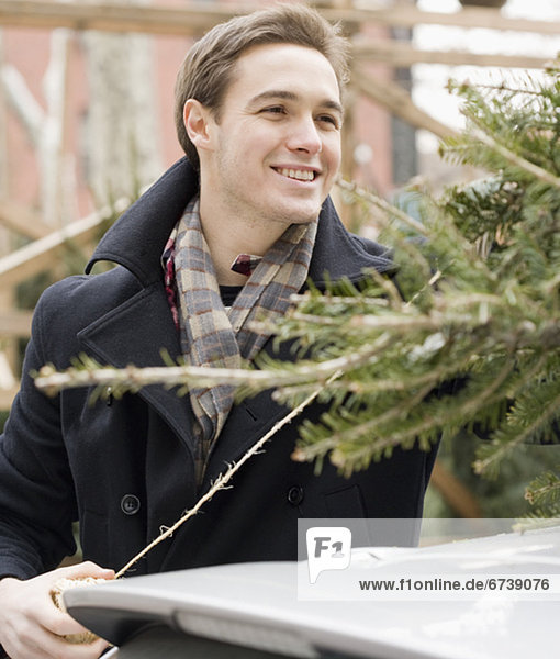 Mann Auto Baum Weihnachten