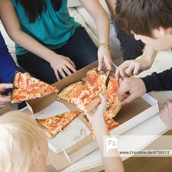 Friends eating pizza