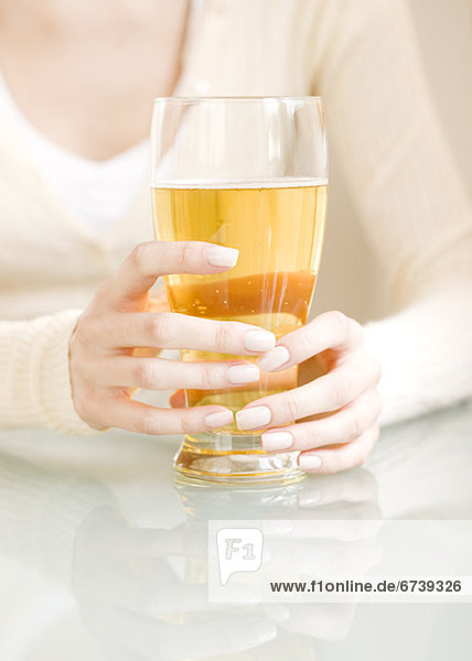 Frau  Glas  halten  Bier