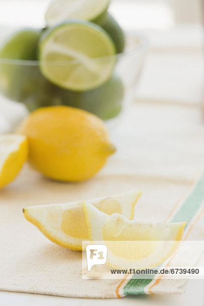 hoch  oben  nahe  Scheibe  Zitrusfrucht  Limette  Zitrone  Blechkuchen