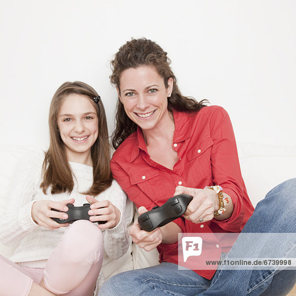 Portrait  Spiel  Camcorder  Tochter  10-13 Jahre  10 bis 13 Jahre  Mutter - Mensch  spielen