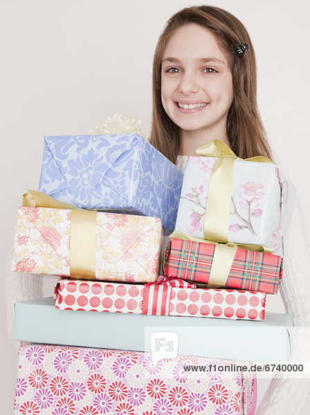 Geburtstagsgeschenk  Stapel  Portrait  lächeln  Geburtstag  10-13 Jahre  10 bis 13 Jahre  Schulalter  Mädchen  Felssäule