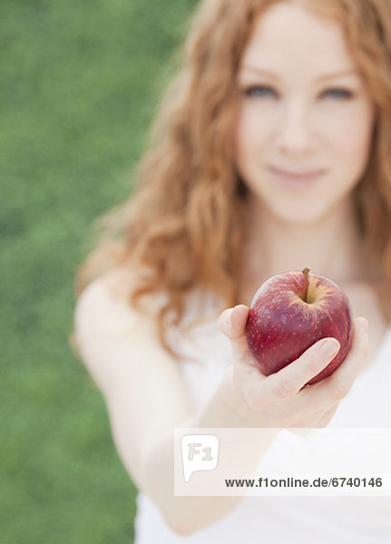 Frau mit apple