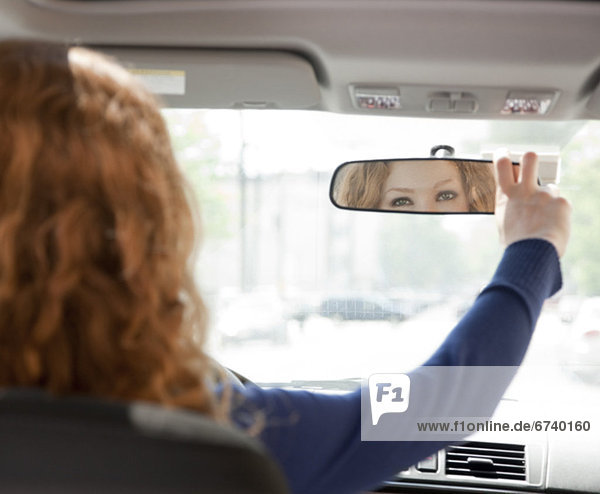 Frau  fahren  berichtigen  Spiegel
