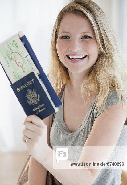 Frau  halten  Fahrschein  jung  Reisepass  Hobel