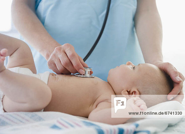 Vereinigte Staaten von Amerika  USA  Arzt  Mädchen  Baby  Untersuchung  Jersey City  New Jersey