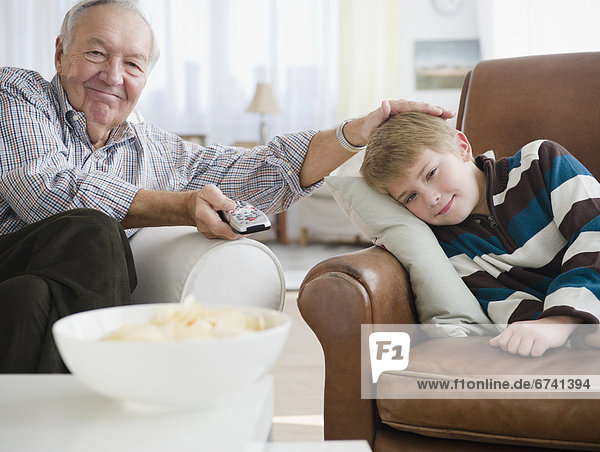 sehen  Enkelsohn  Großvater  Fernsehen  streicheln  5-9 Jahre  5 bis 9 Jahre