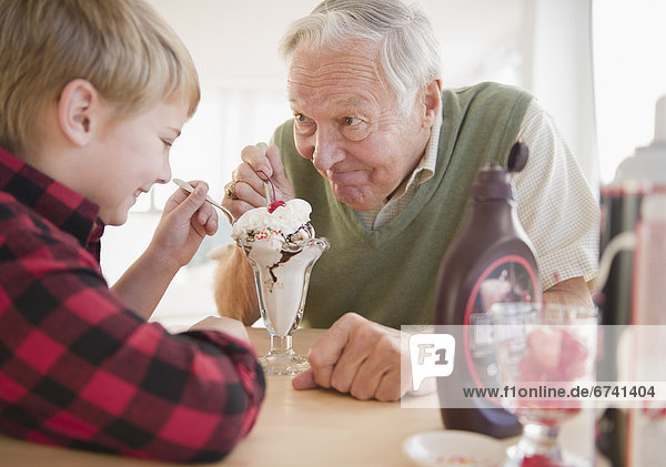 Eis  Enkelsohn  Großvater  5-9 Jahre  5 bis 9 Jahre  essen  essend  isst  Sahne