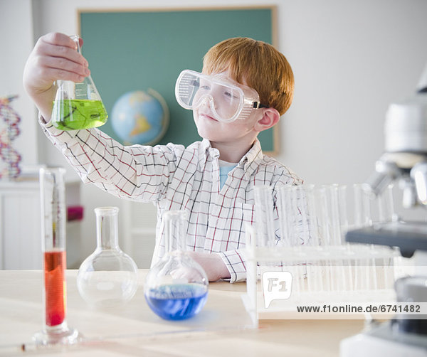 Laborant  Junge - Person  halten  5-9 Jahre  5 bis 9 Jahre  Chemikalie  Kolben  Wissenschaft