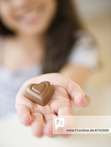 hoch  oben  nahe  halten  Schokolade  herzförmig  Herz  10-11 Jahre  10 bis 11 Jahre