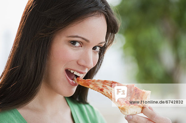 Portrait  Frau  Scheibe  Pizza  essen  essend  isst