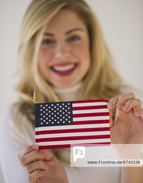Frau  halten  Fahne  amerikanisch  jung