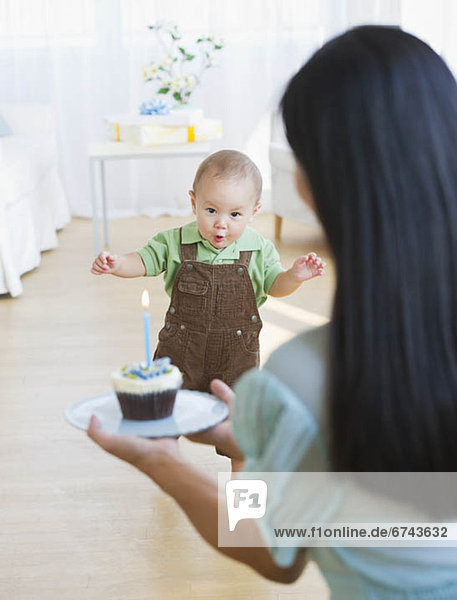 geben  Junge - Person  Geburtstag  cupcake  Mutter - Mensch  Baby
