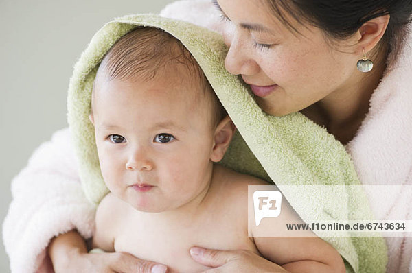 Junge - Person  Handtuch  halten  Mutter - Mensch  Baby  umwickelt