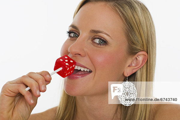 Spielwürfel  Würfel  Portrait  Frau  jung  Studioaufnahme  essen  essend  isst  Lutscher