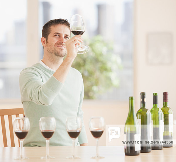 Mann tasting Wein