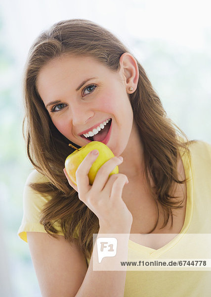 Portrait  Frau  lächeln  halten  jung  Apfel