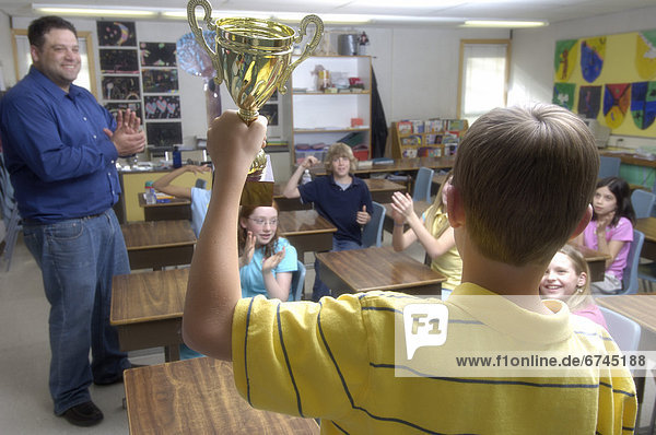 hoch  oben  halten  Student  Schüler  Show  Pokal