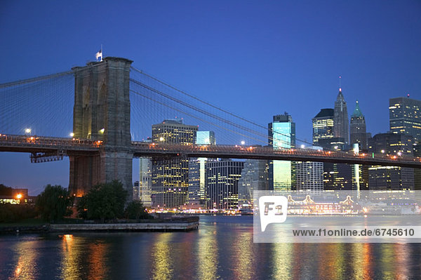 Skyline  Skylines  Großstadt  Brücke  Brooklyn  Abenddämmerung  neu