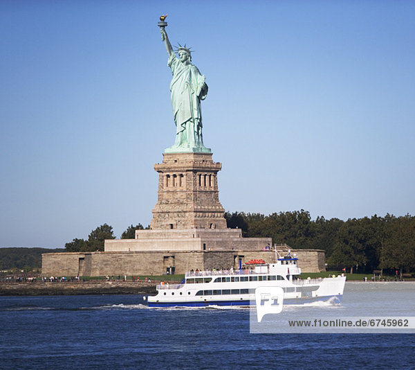 Freiheit  Vereinigte Staaten von Amerika  USA  Nostalgie  Statue  Kreis  New York City  Kreuzfahrtschiff  Linie