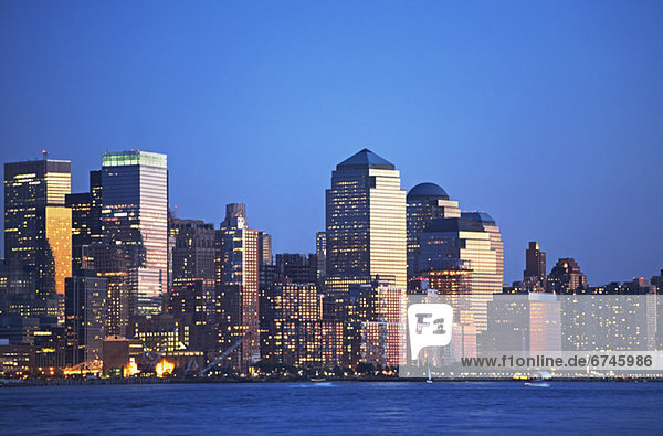 Skyline  Skylines  Vereinigte Staaten von Amerika  USA  New York City  Nacht  Großstadt  Fluss  vorwärts  Hudson River  neu