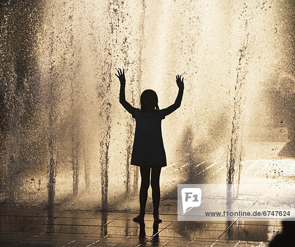 Silhouette der Girl playing in Brunnen