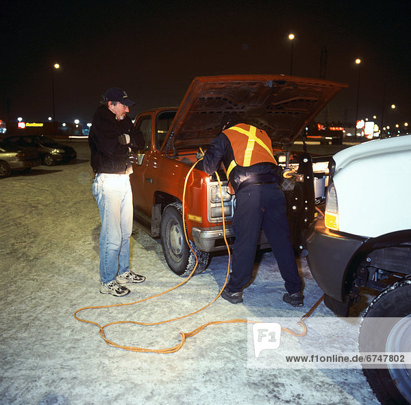 Winter  Mann  Lastkraftwagen  Hilfe  Motor  Manitoba  Winnipeg