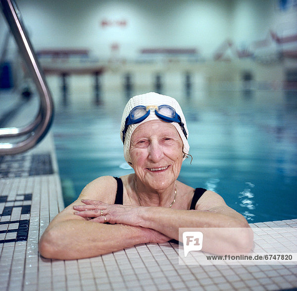 Innenaufnahme Senior Senioren Frau Schwimmbad